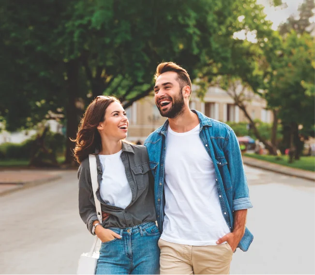 Personas sonriendo gracias a su blanqueamiento dental