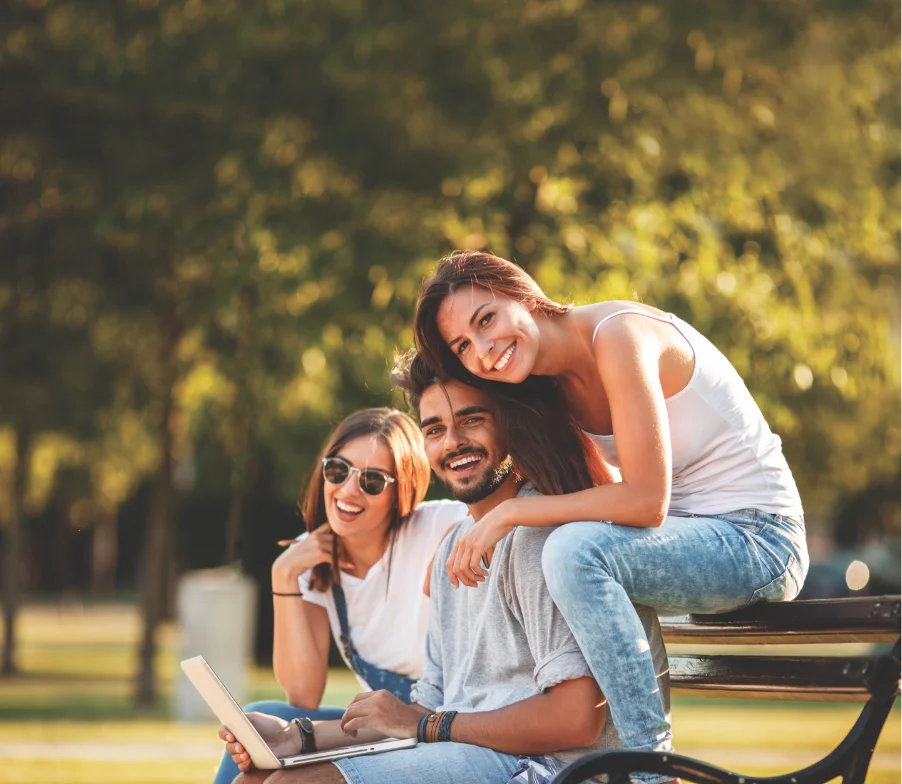 Personas luciendo su diseño de sonrisa