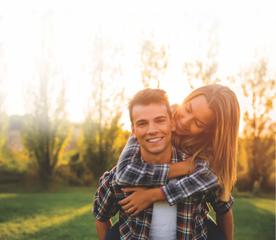 Adultos sonriendo con ortodoncia dental
