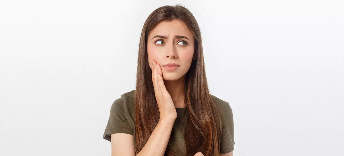 Mujer preocupada por la sensibilidad de sus dientes