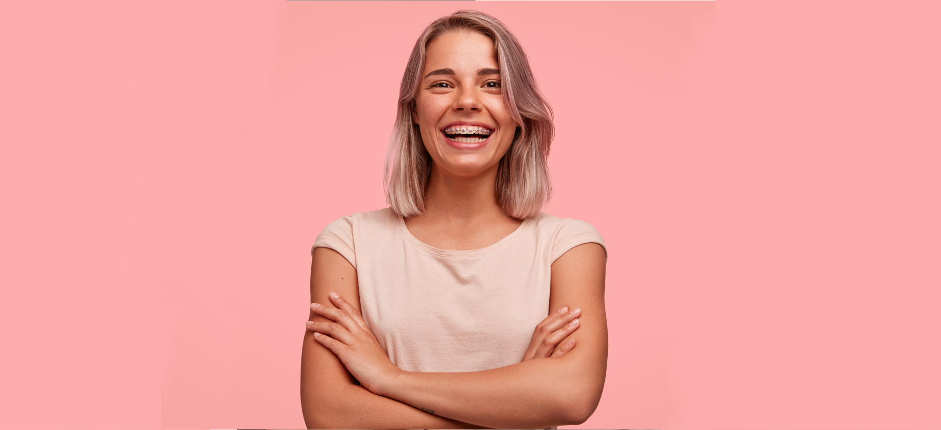 Mujer sonriendo con ortodoncia