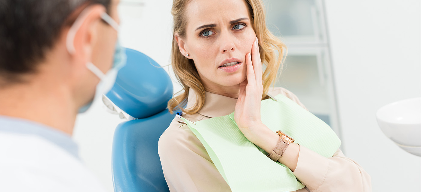 Mujer con dolor en un diente acude al dentista