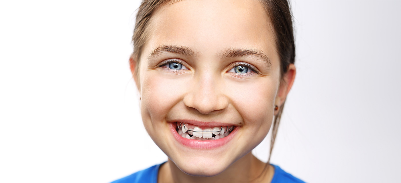 Niña con ortodoncia infantil