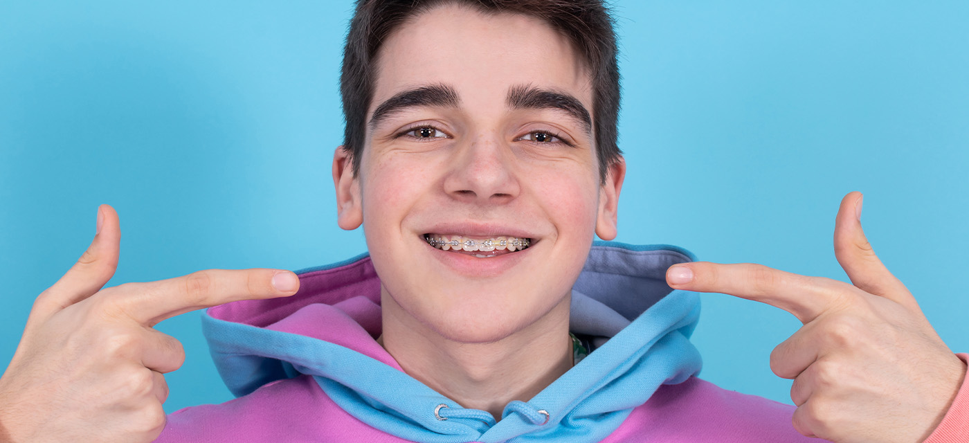 Niño con ortodoncia pediátrica 