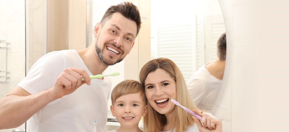 Papás cuidando los dientes de sus hijos