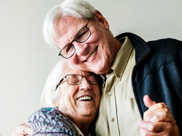 Abuelos sonríen con rehabilitación oral