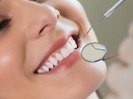 Mujer sonríe durante revisión con el dentista