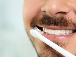 Hombre utilizando su cepillo de dientes para el cuidado oral