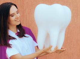 Endodoncista cuidando el nervio dental  