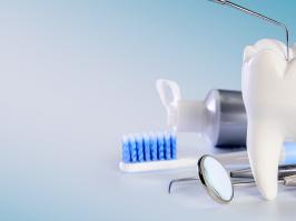 Elementos de salud oral cerca de una muela por el día Mundial de la Higiene