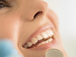 Mujer sonriendo en cita odontológica