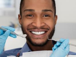 Hombre durante revisión dental dentro del consultorio 