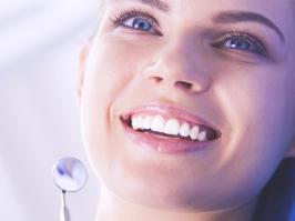 Mujer sonríe con Implantología All On Four 