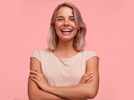 Mujer sonriendo con ortodoncia