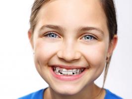 Niña con ortodoncia infantil