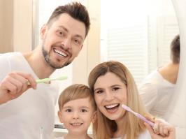 Papás cuidando los dientes de sus hijos