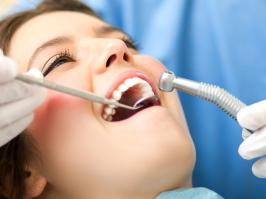 Mujer  en tratamiento de periodoncia con su odontólogo en Dentix