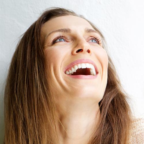 Mujer sonriendo con elevación de seno maxilar